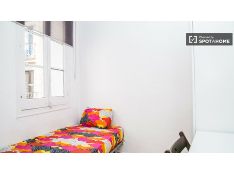 Camera luminosa in appartamento condiviso a El Raval,… - In Affitto