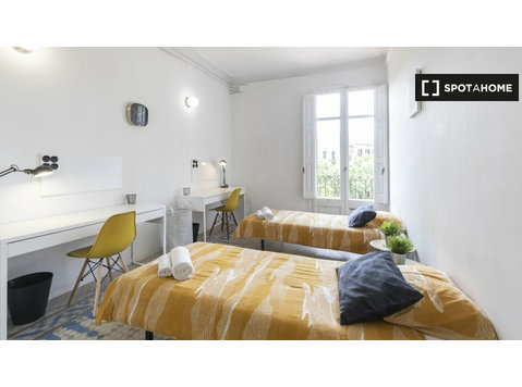 Bright shared room in 9-bedroom apartment in l'Eixample - Под наем