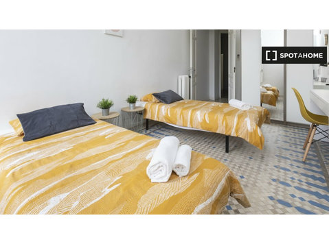 Habitación compartida luminosa en apartamento de 9… - Alquiler