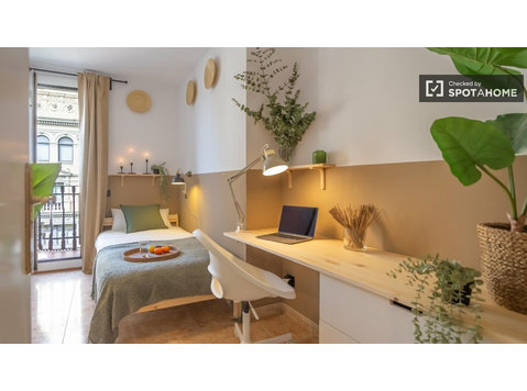 Bright single room with balcony - For Rent