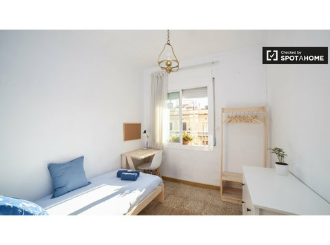 Charming room, Women only, for rent in Eixample, Barcelona - De inchiriat