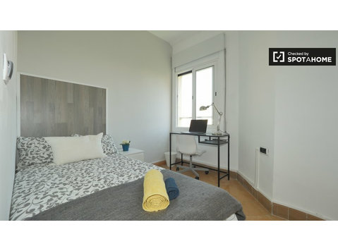Charming room for rent in 5-bedroom apartment in Barcelona - الإيجار