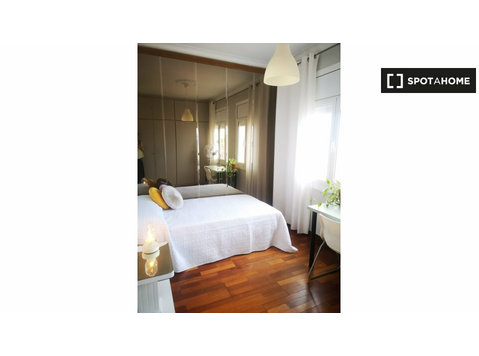 Charming room in 3-bedroom penthouse in Guinardo, Barcelona - Za iznajmljivanje