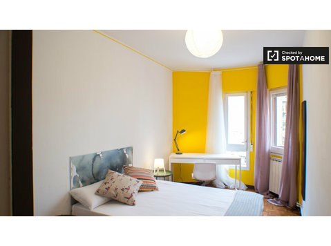 Charmantes Zimmer in 5-Zimmer-Wohnung in Gràcia, Barcelona - Zu Vermieten
