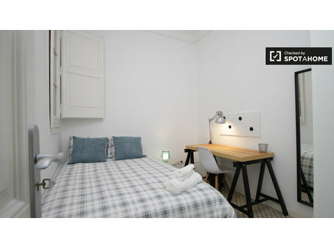 Charmantes Zimmer in 9-Zimmer-Wohnung in Barcelona - Zu Vermieten