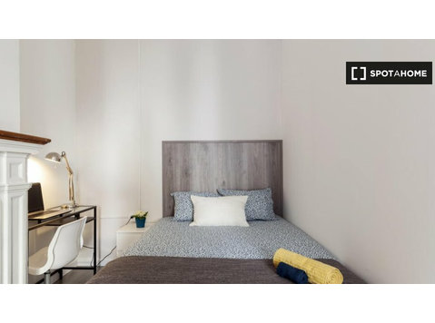 Cheerful room to rent in 7-bedroom flat in El Born - 空室あり