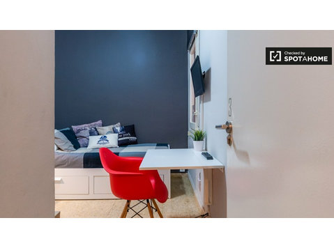Chic room for rent in 3-bedroom apartment in Eixample Dreta - เพื่อให้เช่า