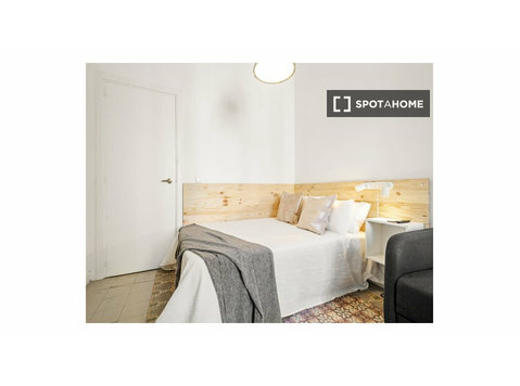 Chic room in 5-bedroom apartment in Eixample Dreta Barcelona - Til Leie