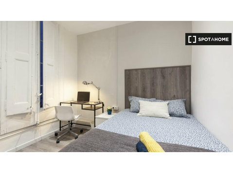 Chill room to rent in 7-bedroom flat in El Born - 空室あり
