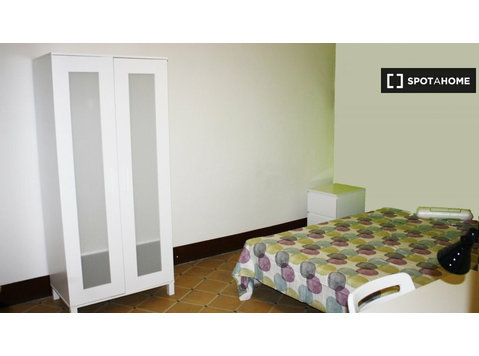 Clean room for rent in 6-bedroom apartment in El Born - For Rent