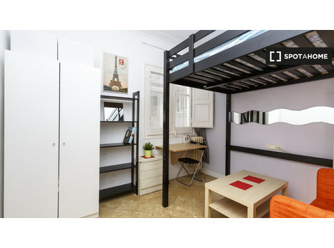 Confortável quarto em apartamento de 5 quartos, Eixample,… - Aluguel