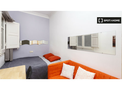 Comfortable room in 5-bedroom apartment, Eixample, Barcelona - K pronájmu