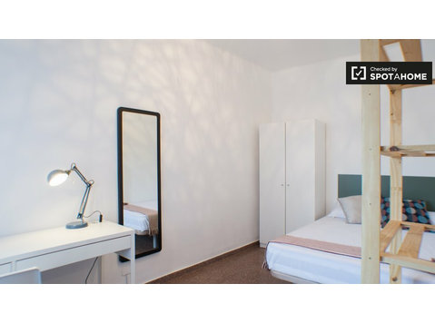 Gràcia, Barselona'da 5 yatak odalı dairede konforlu oda - Kiralık