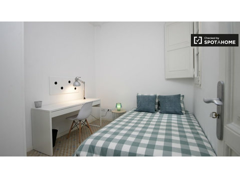 Komfortables Zimmer in 9-Zimmer-Wohnung in Barcelona - Zu Vermieten