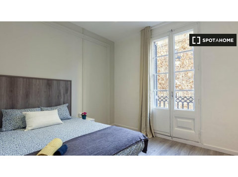 Comfortable room to rent in 7-bedroom flat in El Born - For Rent