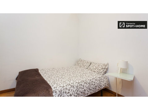 Eixample Dreta 2 yatak odalı dairede kiralık konforlu oda - Kiralık