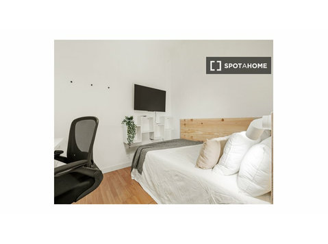 Chambre confortable dans un appartement de 9 chambres à El… - À louer