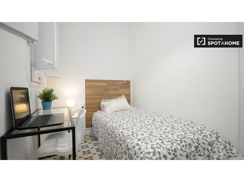 Kompaktes Zimmer in 7-Zimmer-Wohnung in El Born, Barcelona - Zu Vermieten