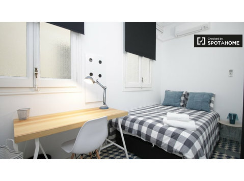Compact room in 9-bedroom apartment in L'Eixample, Barcelona - For Rent