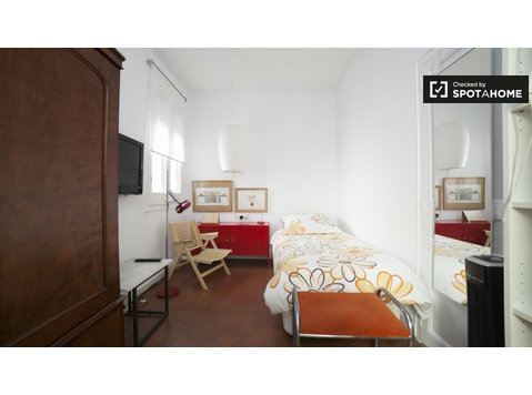 Cool room to rent in 2-bedroom apartment, Eixample Dreta - For Rent