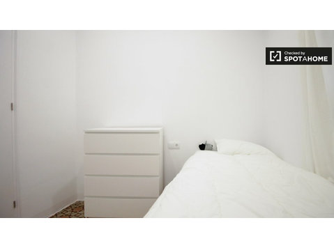 Cosy room for rent, 9-bedroom apartment, Prat de LLobregat - Za iznajmljivanje