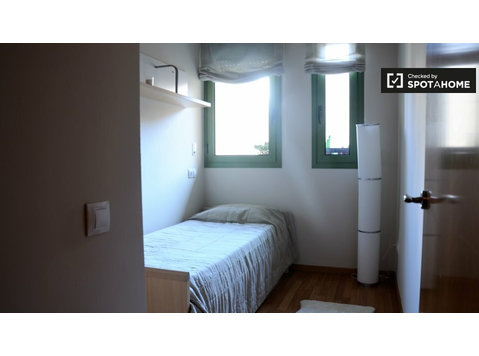 Cosy room for rent in 2-bedroom apartment in Eixample Dreta - For Rent