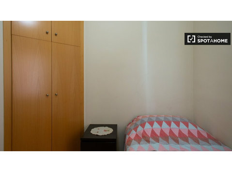 Cosy room for rent in 4-bedroom apartment, Gràcia, Barcelona - Disewakan