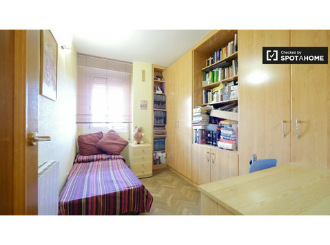 Cosy room for rent in 4-bedroom apartment in Les Corts - Na prenájom
