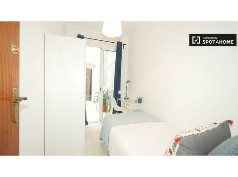 Cosy room for rent in 5-bedroom apartment, Barri Gòtic - Аренда