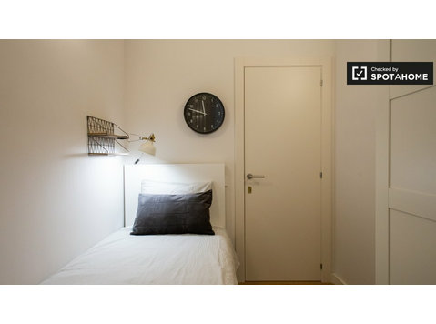 Cosy room for rent in 5-bedroom apartment, La Dreta - For Rent