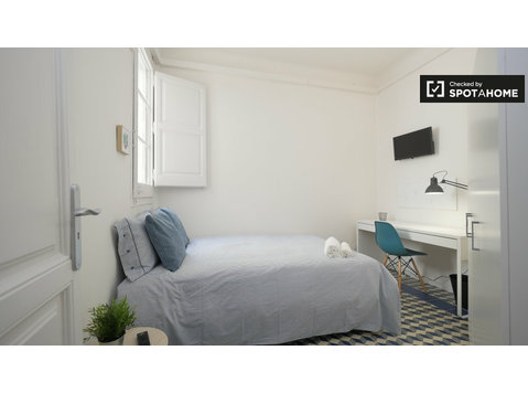 Cosy room for rent in 9-bedroom flat in Eixample, Barcelona - За издавање