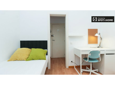 Cosy room for rent in Navas, Barcelona - For Rent