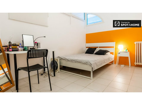 Poblenou, Barselona'da 12 yatak odalı dairede rahat oda - Kiralık