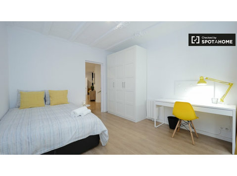 Barri Gòtic, Barselona'da 3 yatak odalı dairede rahat oda - Kiralık