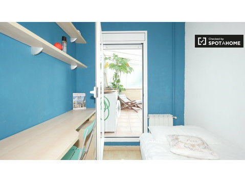 Cosy room in 3-bedroom apartment in Gràcia, Barcelona - เพื่อให้เช่า
