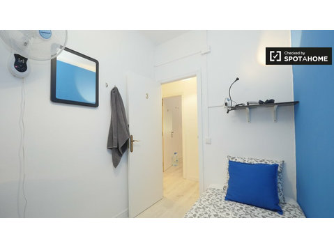 Cosy room in 5-bedroom apartment, Sant Martí, Barcelona - Til Leie