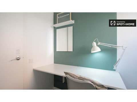 Quarto acolhedor em apartamento de 5 quartos em Gràcia,… - Aluguel