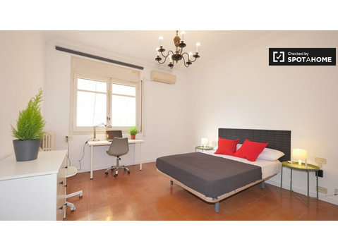 Cosy room to rent in 7-bed apartment in Eixample Esquerra - For Rent