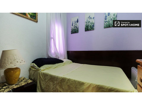 Gemütliches Zimmer zur Miete in 3-Zimmer-Wohnung in… - Zu Vermieten