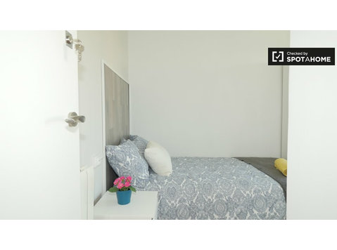 Cozy room for rent in 5-bedroom apartment in Barcelona - For Rent