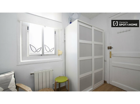Cozy room for rent in 5-bedroom apartment in Gràcia - K pronájmu