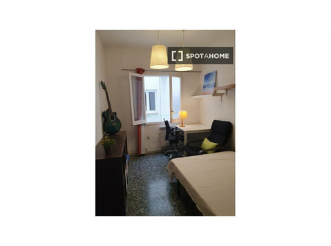 Gemütliches Zimmer zur Miete in 6-Zimmer-Wohnung in Les… - Zu Vermieten