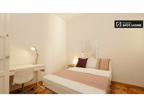 Cozy room for rent in Gràcia, Barcelona - For Rent