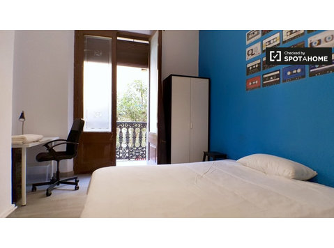 Cozy room in 10-bedroom apartment in Barri Gòtic, Barcelona - For Rent