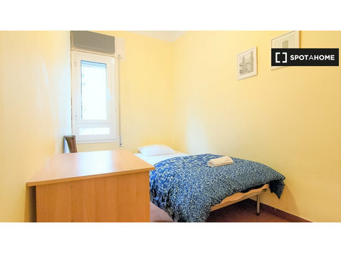 Les Corts, Barselona'da 10 yatak odalı dairede rahat oda - Kiralık