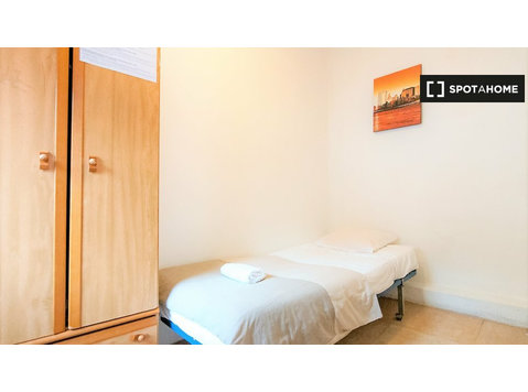 Przytulny pokój w 10-pokojowym apartamencie w Les Corts w… - Do wynajęcia