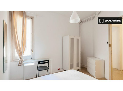 Chambre confortable dans un appartement de 14 chambres à… - À louer