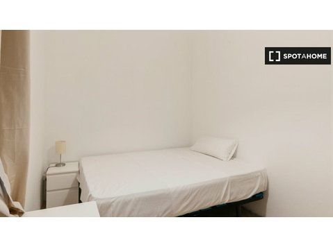 Przytulny pokój w 14-pokojowym mieszkaniu w Sant Gervasi - Do wynajęcia