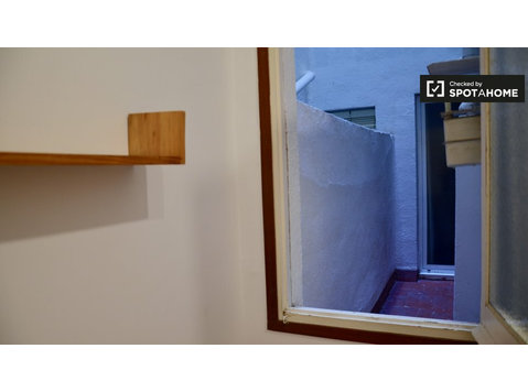 Cozy room in 3-bedroom apartment in Sarrià-Sant Gervasi - Kiadó