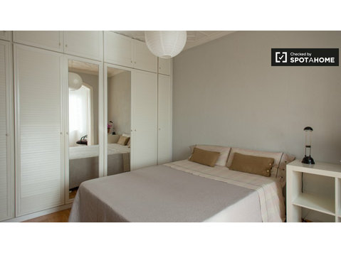 Cozy room in 3-bedroom pentahouse in Guinardo, Barcelona - Kiadó